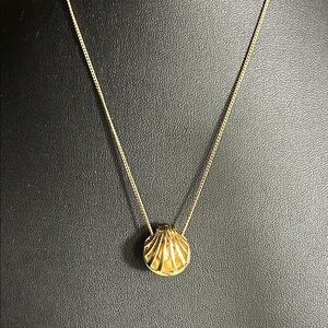 Avon Gold Tone Seashell Pendant With Faux Pearl Necklace